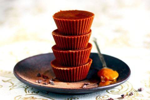 Fudge végétal au beurre de cacahuète, cardamome et cacao