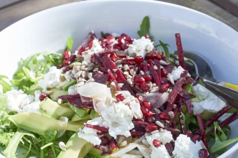 Salade de betterave, roquette et chèvre frais