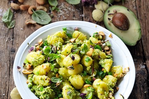 Gnocchi en salade au pesto d’avocat