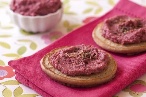 Blinis à la farine de sarrasin à la crème de betterave