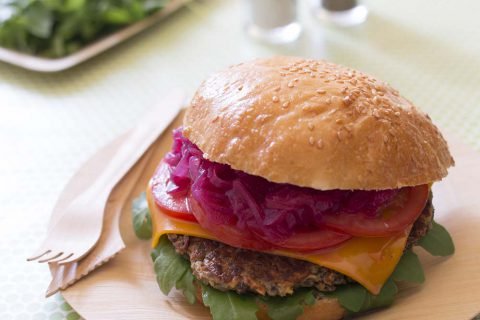 Burgers végétariens aux lentilles et chutney d’oignons rouges