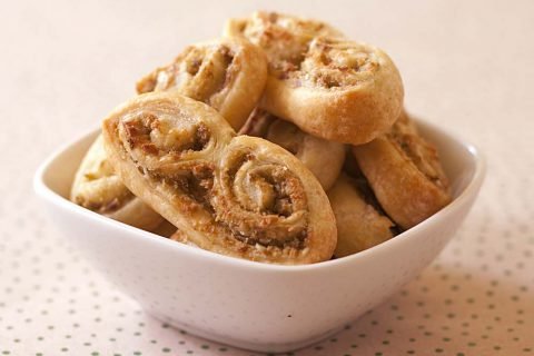 Palmiers salés aux noisettes et aux olives