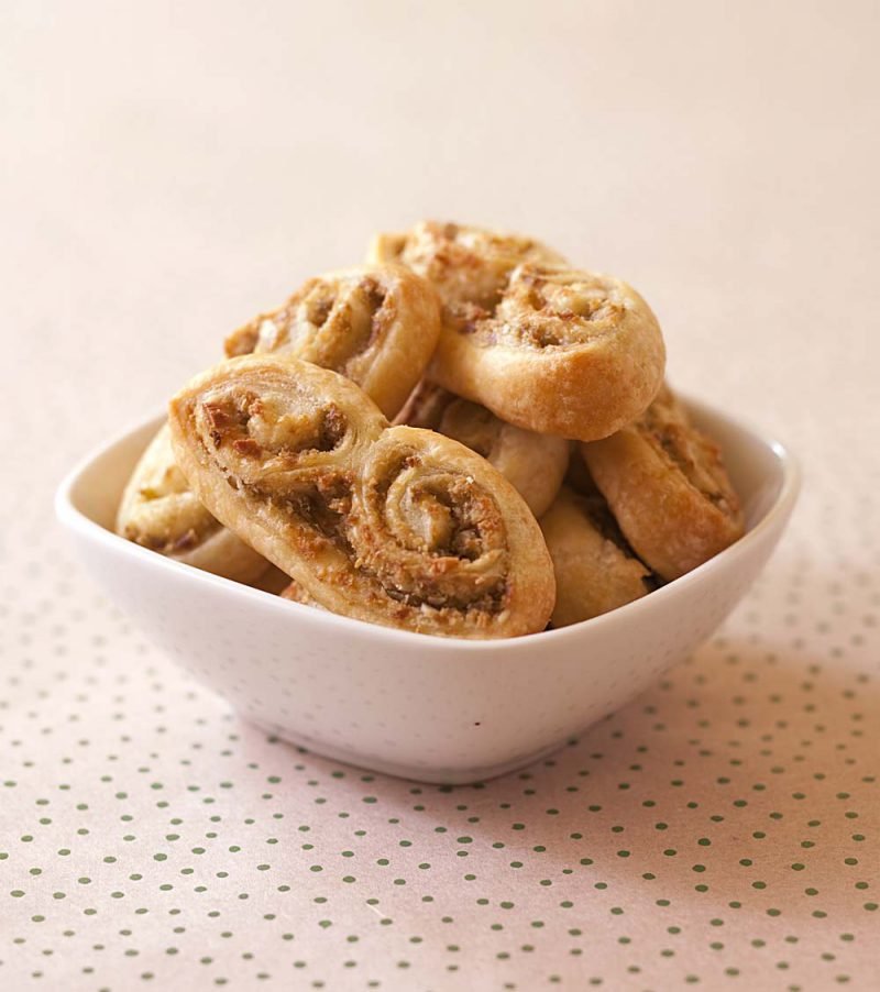 Palmiers salés aux noisettes et aux olives