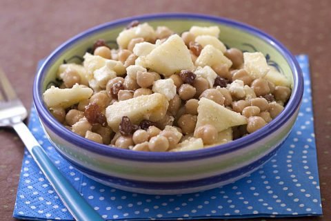 Salade de pois chiche aux pommes, raisins secs, feta