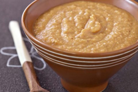 Soupe savoureuse de lentilles corail au lait de coco et curry