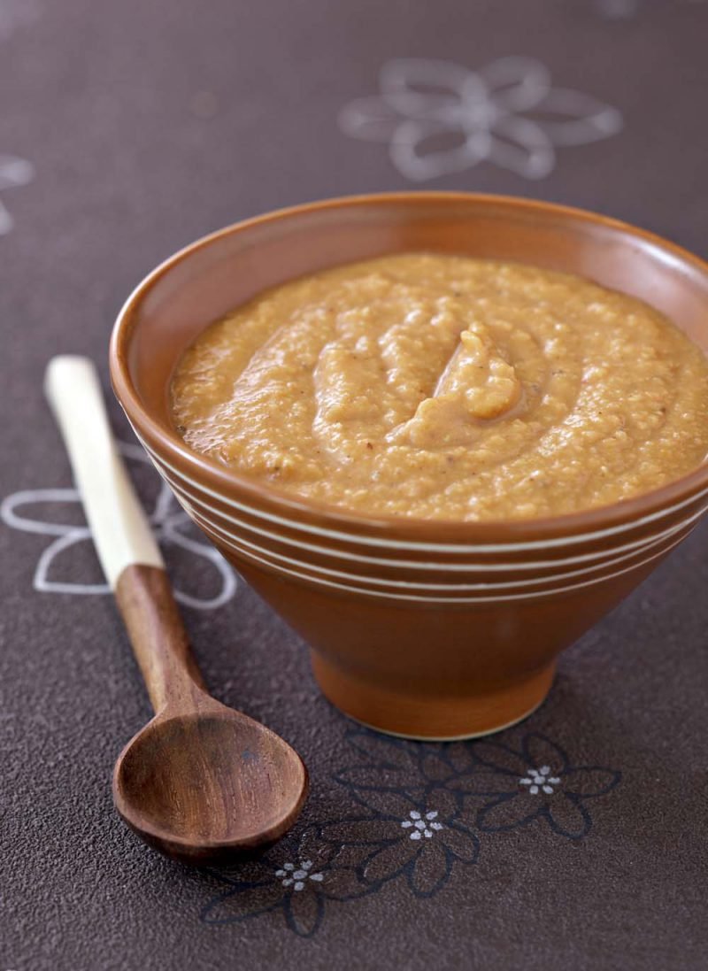 Soupe savoureuse de lentilles corail au lait de coco et curry