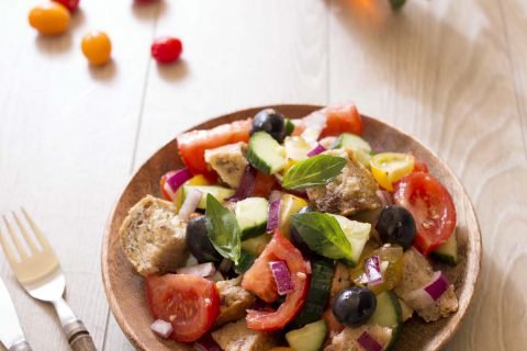 Salade italienne panzanella au pain dur, tomates et basilic