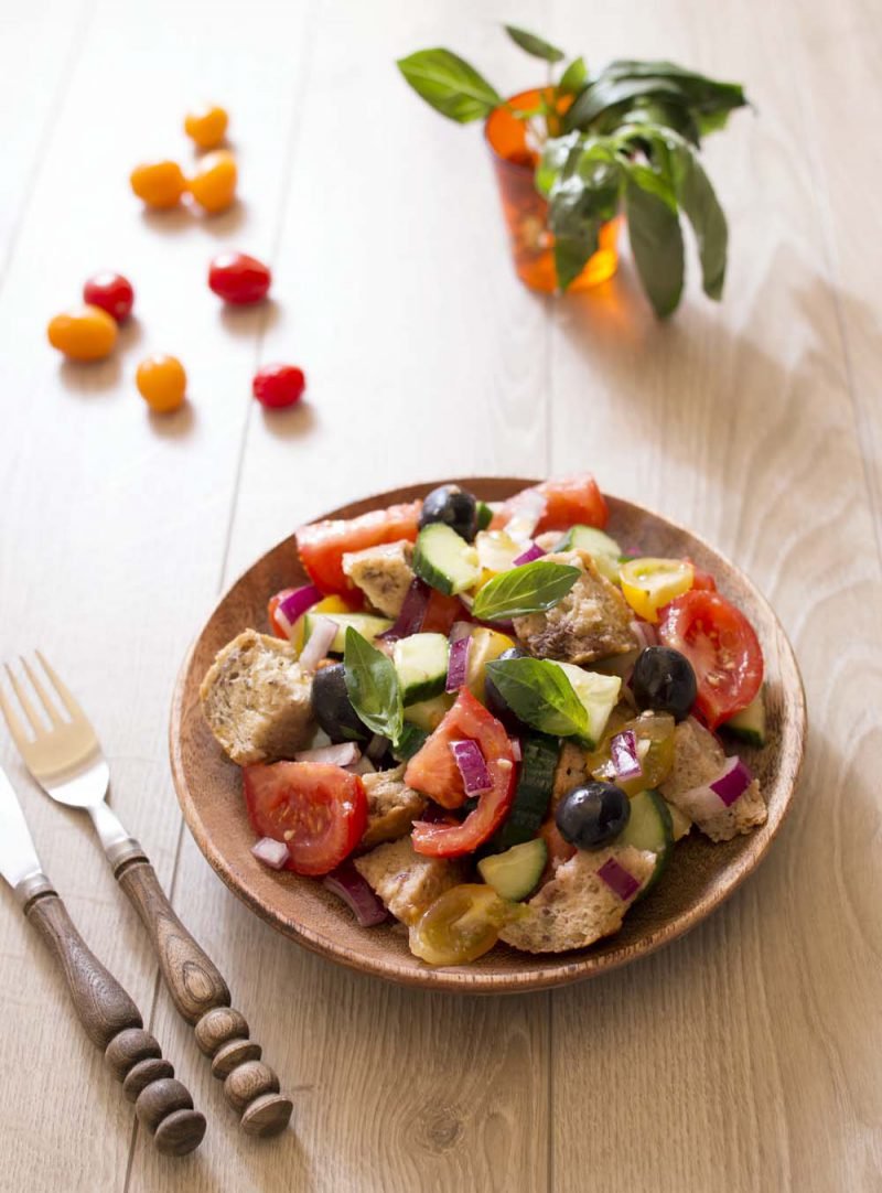 Salade italienne panzanella au pain dur, tomates et basilic