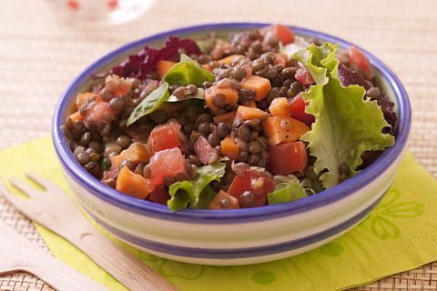 Salade de lentilles aux tomates, carotte et mesclun