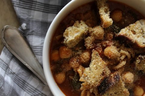 Soupe à la tomate, pois chiches, épinards et pâtes complètes