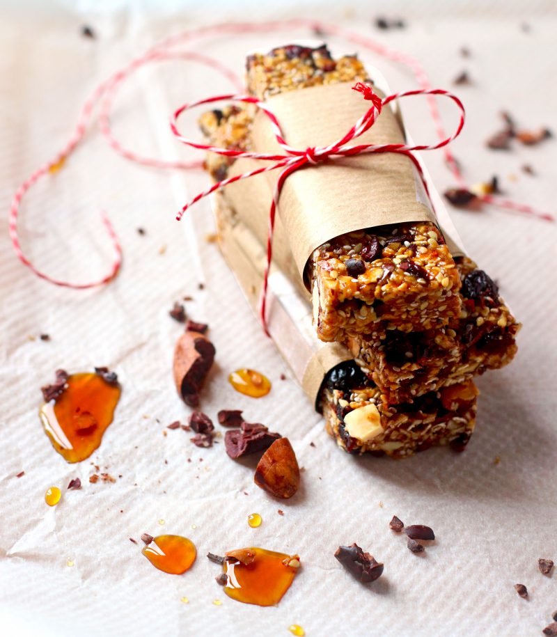 Granola barres au sésame, airelles et chocolat noir