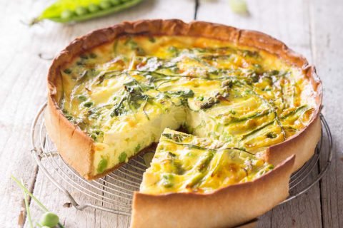 Quiche printanière savoureuse asperges et petits pois