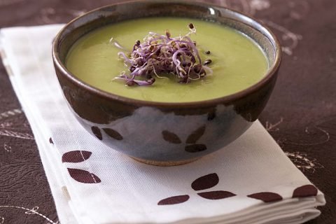 Soupe savoureuse de choux de Bruxelles et petits pois