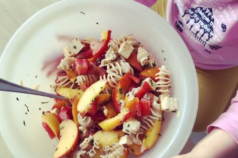 Salade de pâtes nectarines tomates et tofu