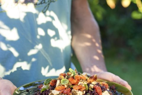 Salade au riz venere, tomates séchées et tofu aux herbes