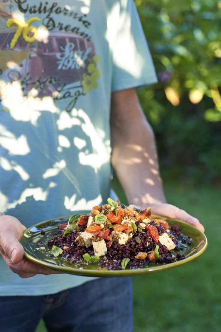 Salade au riz venere, tomates séchées et tofu aux herbes