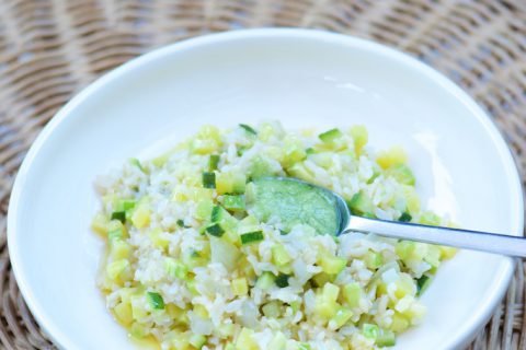 Salade tiède au riz, courgettes et pesto