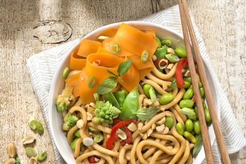 Wok végétarien de nouilles udon