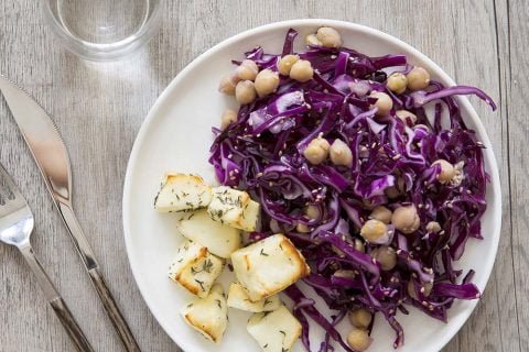 Salade de chou rouge et halloumi grillé