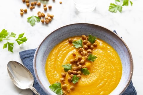 Soupe de carottes et panais, pois chiches grillés