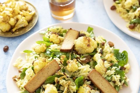 Kedgeree de riz au tofu fumé et chou-fleur