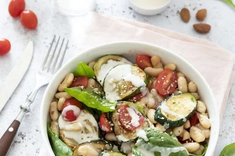 Salade haricots blancs, courgette, tomate et sauce à l’amande – vegan