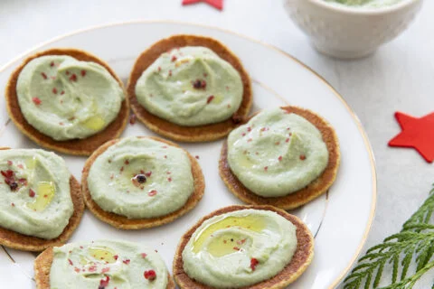 Blinis vegan au houmous de pois chiches à la spiruline – recette de Noël