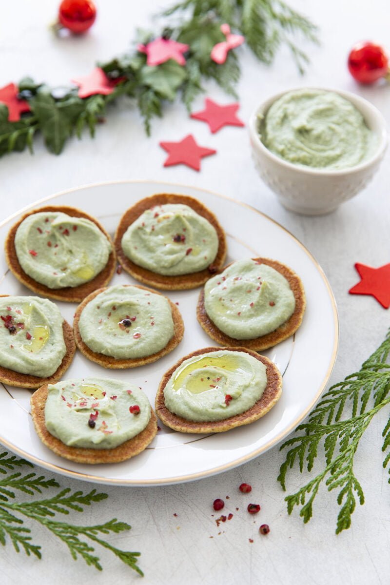 Blinis vegan au houmous de pois chiches à la spiruline – recette de Noël